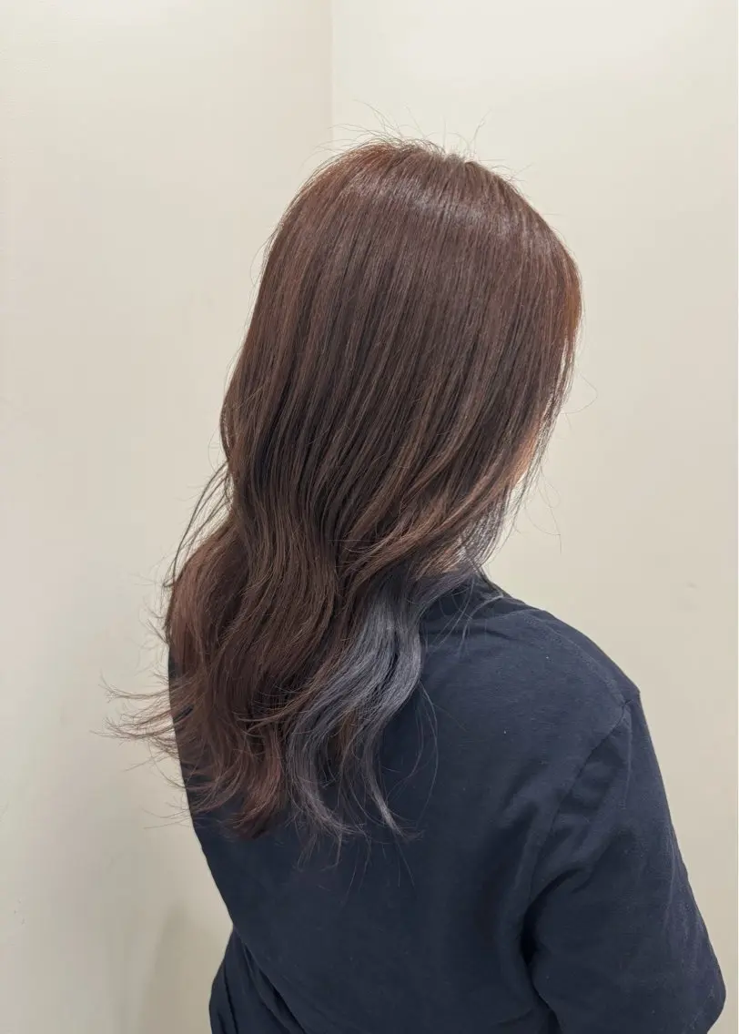 セミロング カラー インナーカラー ラベンダーカラー ラベンダーグレー ヘアカラー 尾崎 ひなののヘアスタイル