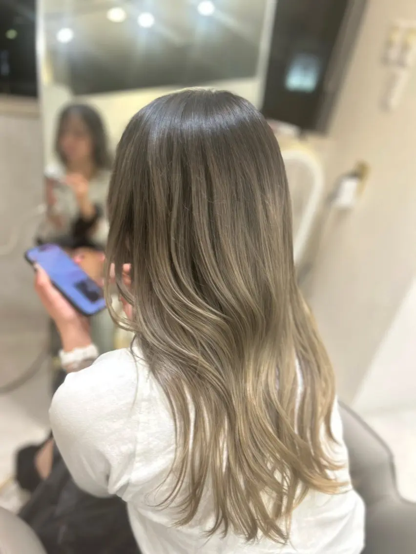 ロング カラー シールエクステ バレイヤージュ ベージュカラー ブリーチ ケアブリーチ カット ヘアカラー 大阪梅田/レイヤー/ ハイライト/yuuのヘアスタイル
