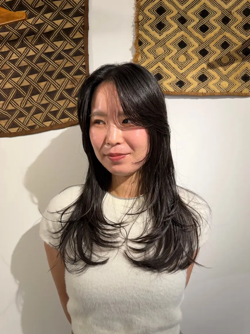 ロング レイヤーカット 安谷 彩香のヘアスタイル