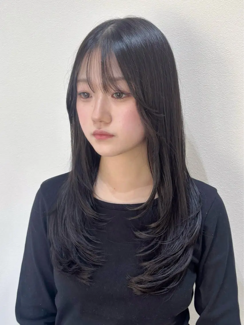 ロング レイヤーカット ローレイヤー カット トリートメント fuyuna レイヤーカット🖤のヘアスタイル