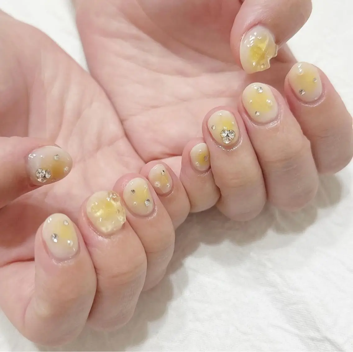 ネイル シルバー ストーンネイル 黄色 ハンドネイル peaberry nailのネイルデザイン