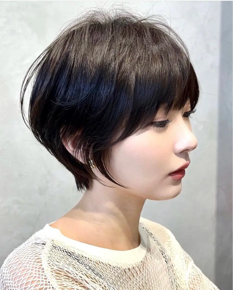 ショート バタフライレイヤー/ ニシトモユキのヘアスタイル