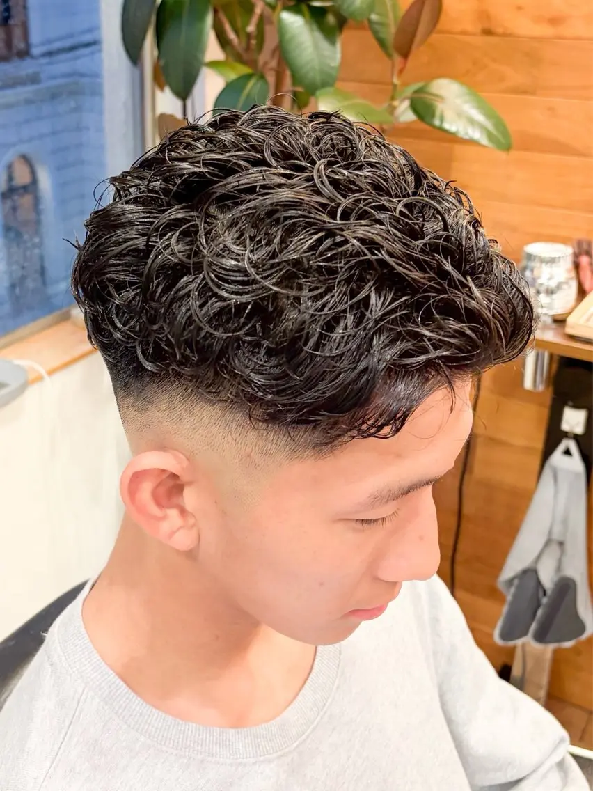 ショート パーマ メンズ オールバック フェードカット メンズパーマ スキンフェード カット パーマ 三宮メンズカット ヨシイッキのヘアスタイル
