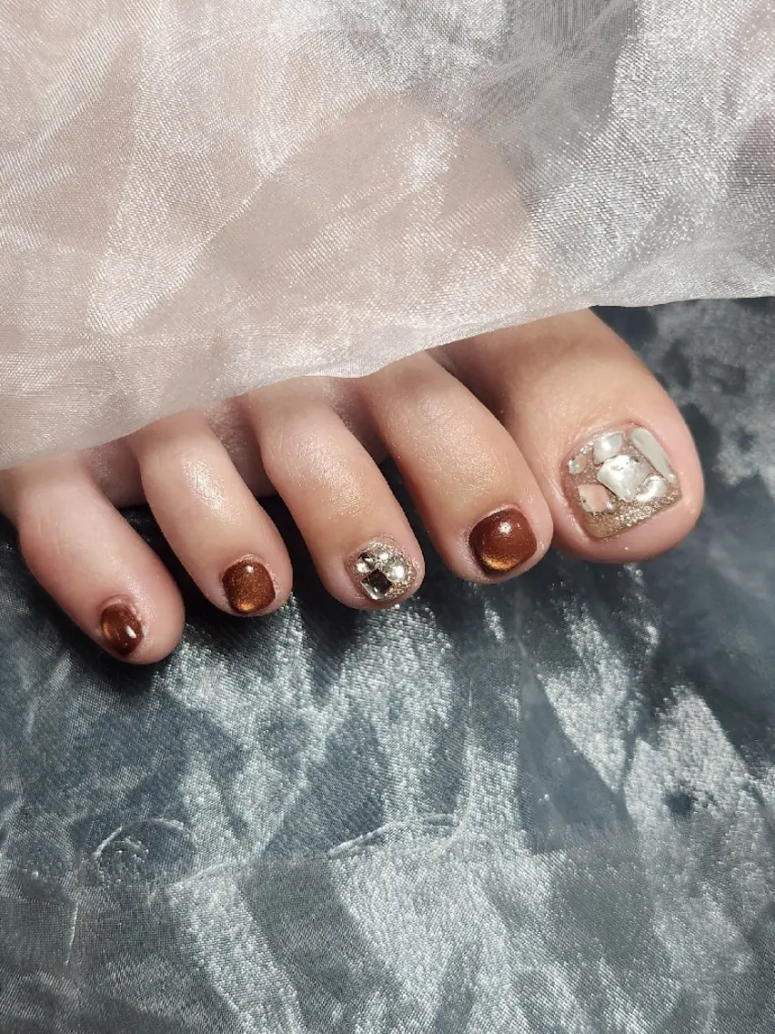 ネイル ブラウン フットネイル ゴールド キラキラネイル 韓国ネイル Nailroom3 古屋のネイルデザイン