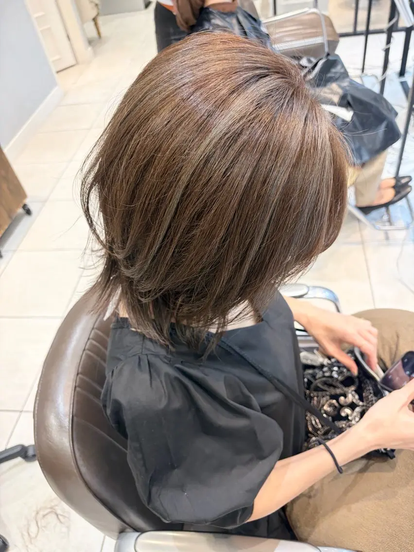 ミディアム カラー グレージュ ハイライトカラー ハイライト レイヤーカット カット ヘアカラー トリートメント 🦖鶴岡 香純🦖のヘアスタイル