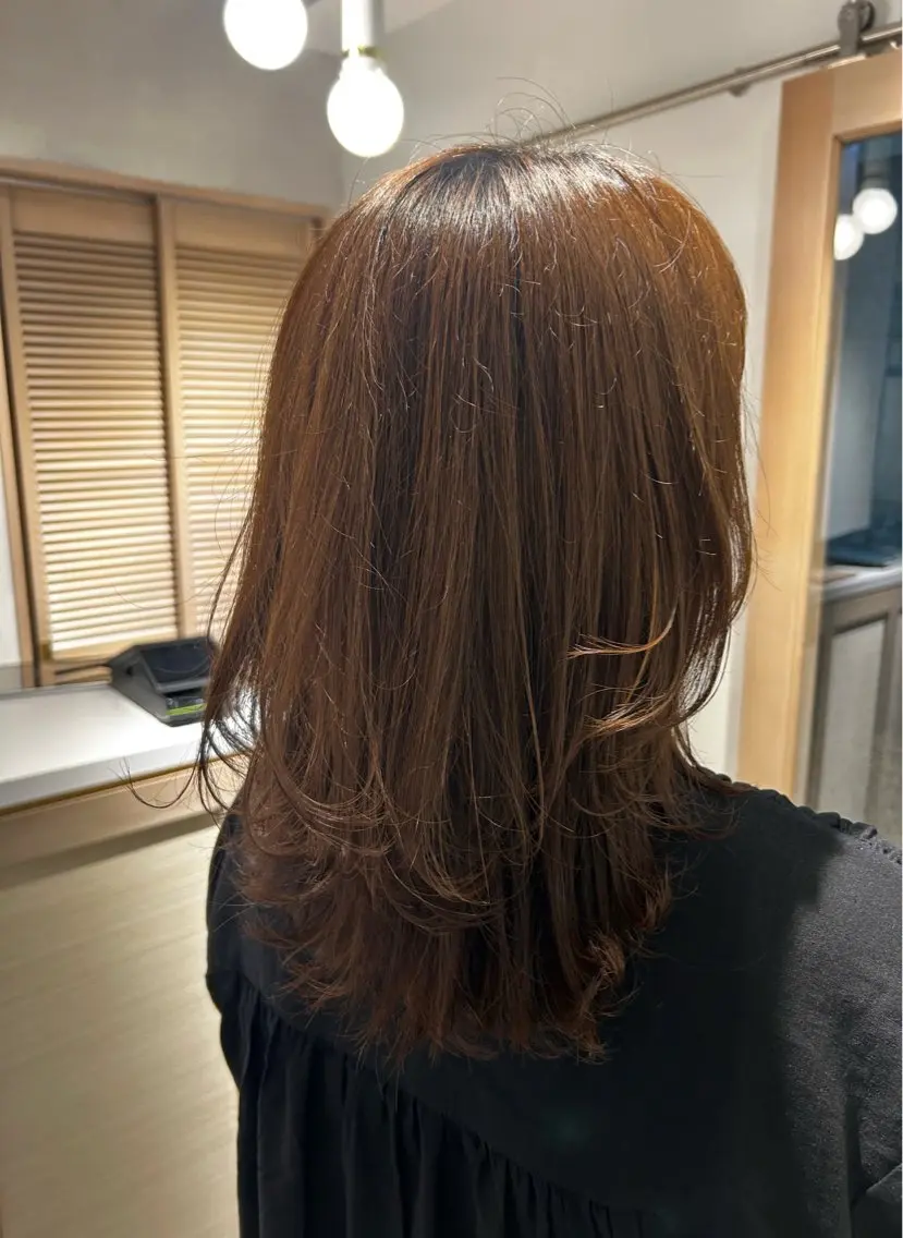 セミロング レイヤーカット 暖色カラー 奥村陽花のヘアスタイル