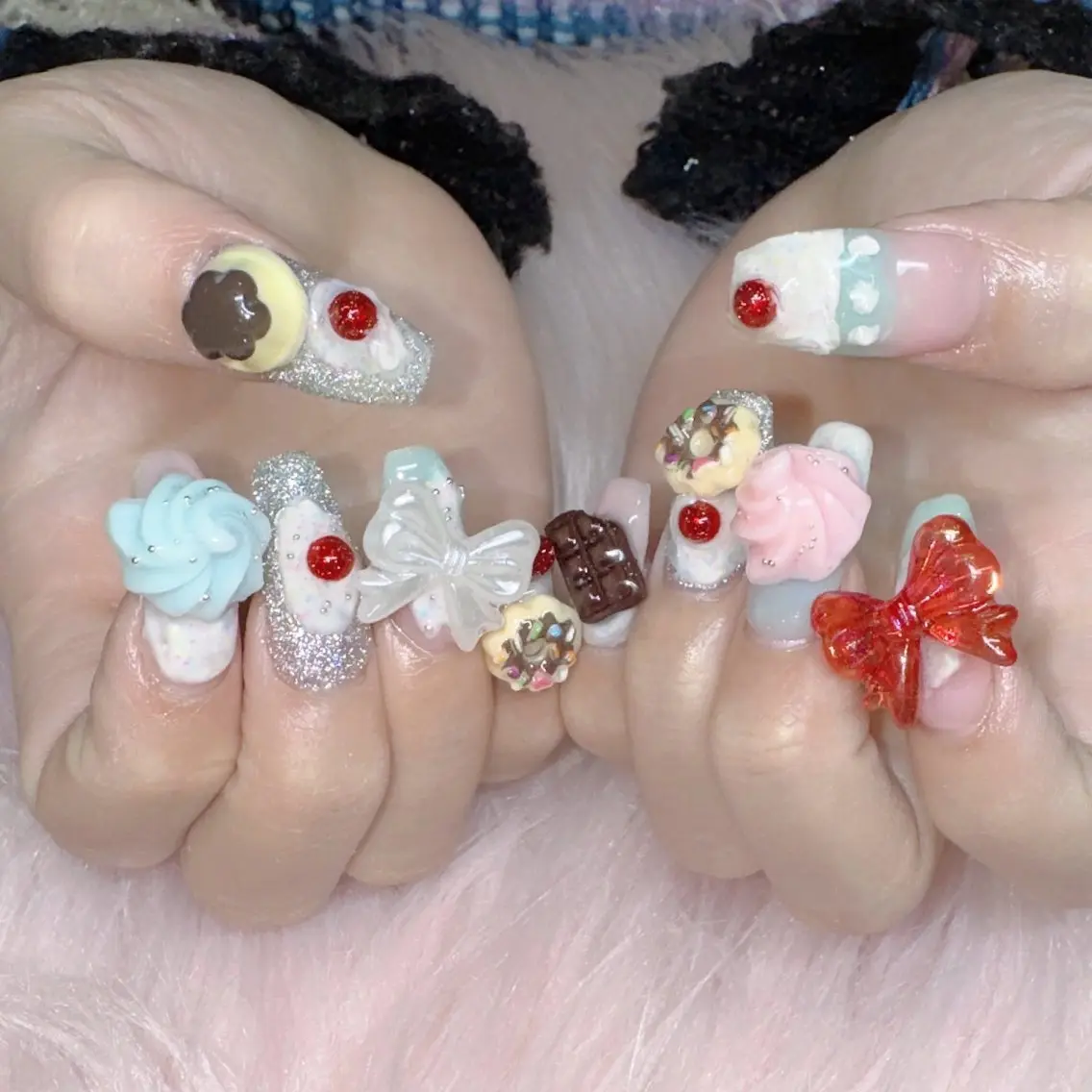 ネイル 冬ネイル クリスマス ハンドネイル RIEKO🍒 ワンホン♡推しネイルのネイルデザイン