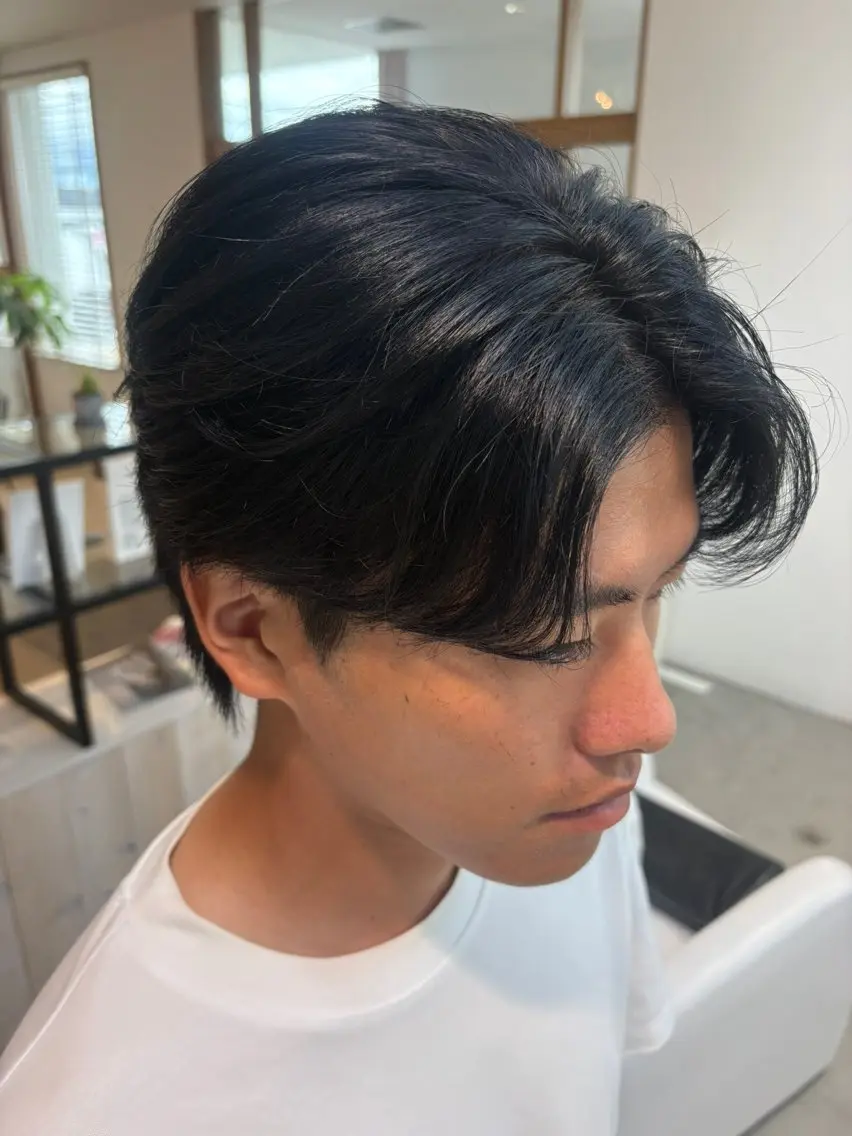 ミディアム カラー メンズ メンズブリーチ 黒髪 ブリーチ ブルーカラー ブルーブラック 【GRANDEUR】 石橋亜嘉史のヘアスタイル