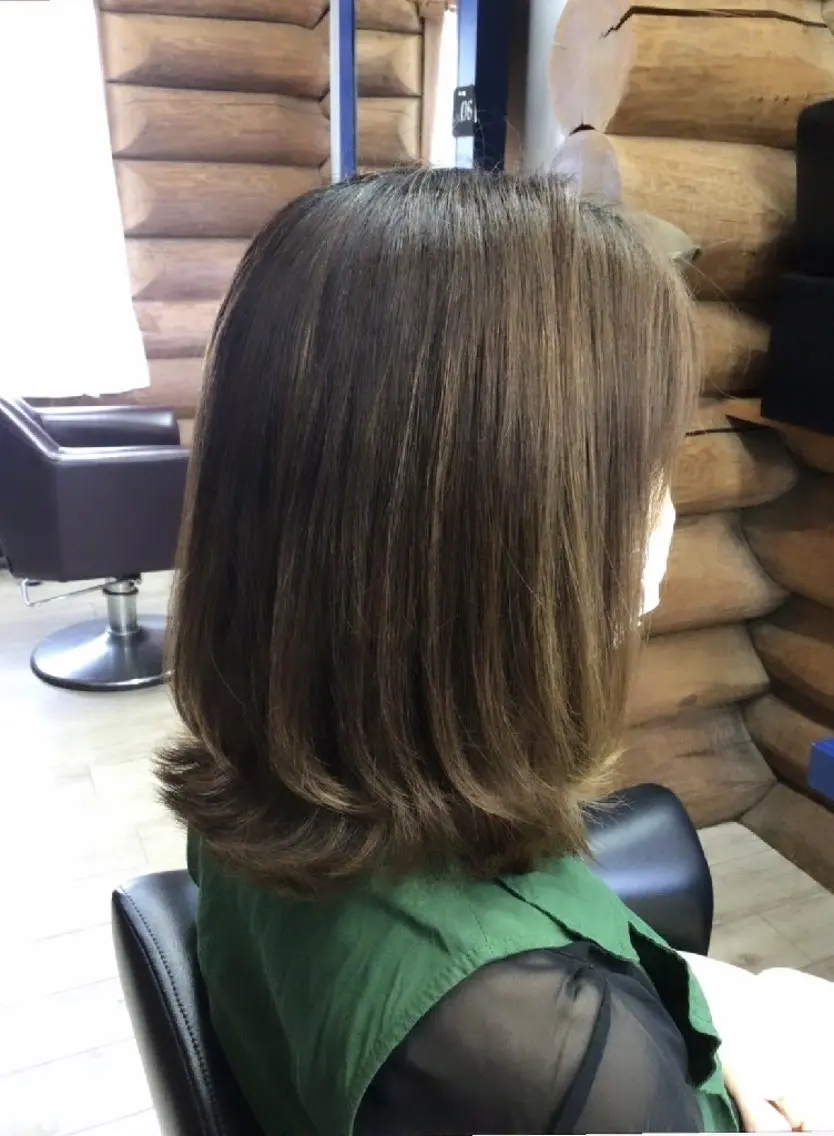 ミディアム ハイライト レイヤーカット ローレイヤー 岡本 小百合のヘアスタイル