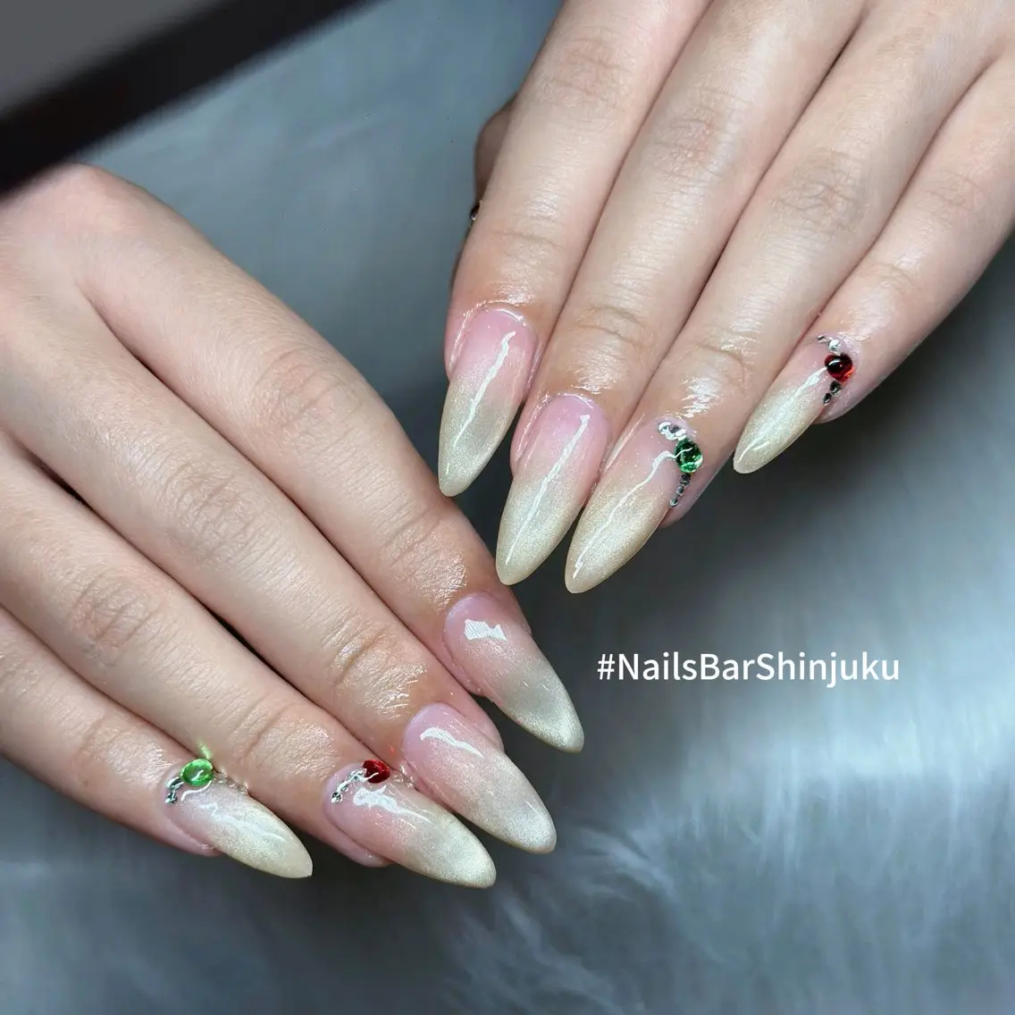 ネイル ボルドー ブラウン チークネイル ドット フットネイル NAILS BAR SHINJUKUのネイルデザイン