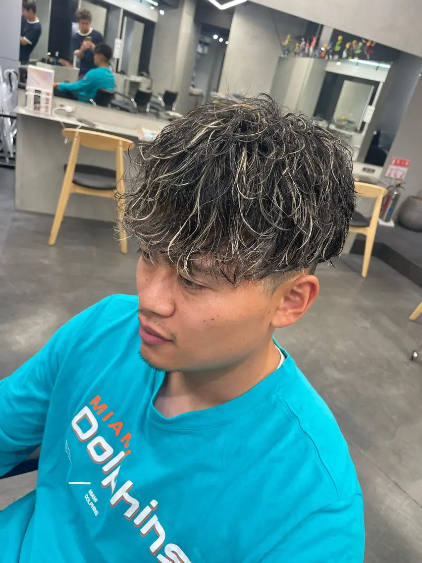カラー メンズ メンズハイライト ハイライトカラー fifth リュウセイのヘアスタイル