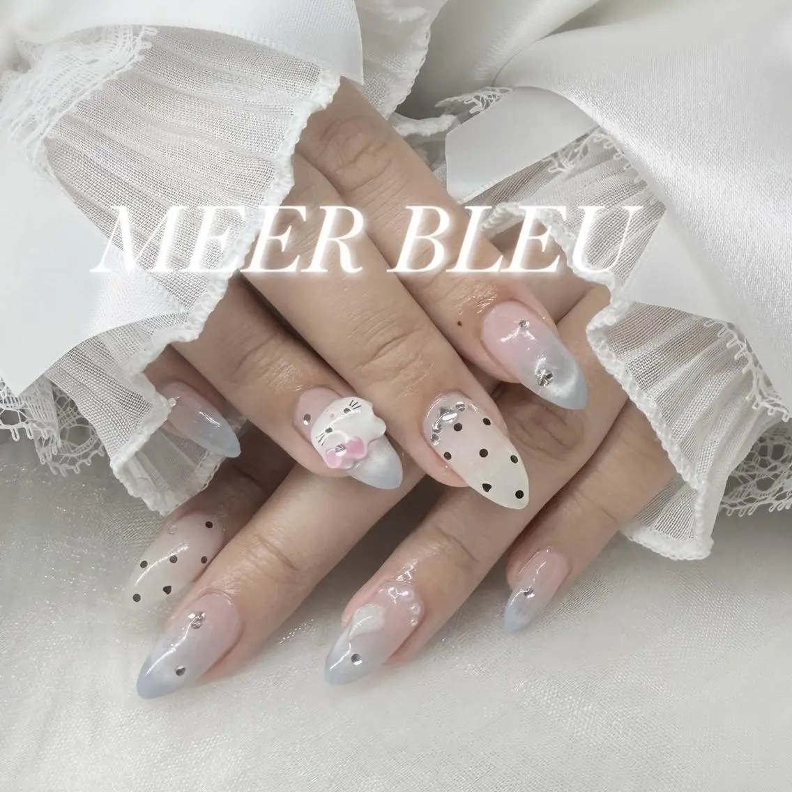 ネイル アートネイル ブルー ドット ガーリー グラデーション ハンドネイル MEER BLEU Risaのネイルデザイン