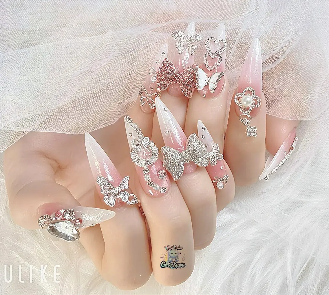 ネイル キラキラネイル ロングネイル 持ち込み リボン ワンホンネイル ハンドネイル ハンドケア Gote Kawa nail salonのネイルデザイン