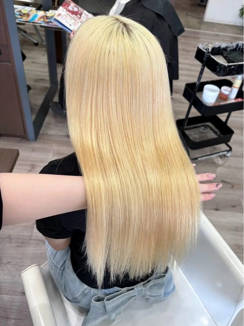 ロング カラー 抜きっぱなしブロンド ブロンド 林 綾花のヘアスタイル