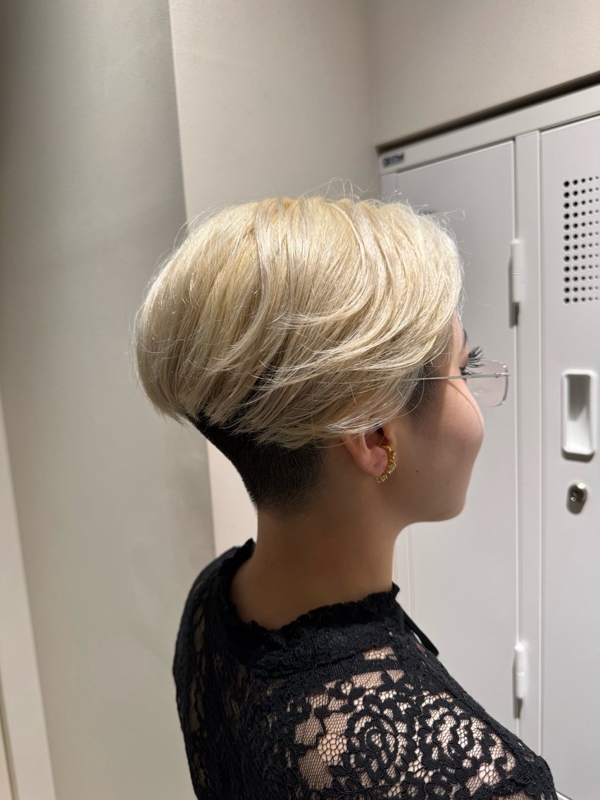ショート カラー ブリーチ 抜きっぱなしブロンド ケアブリーチ ダブルカラー シルバー カット ヘアカラー トリートメント ふくおか なな 武蔵小杉のヘアスタイル