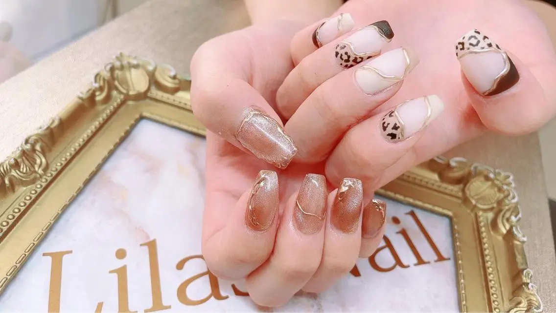 ネイル アニマル柄 フレンチネイル ジェルネイル ゴールド ハードジェル Lilas Nailのネイルデザイン