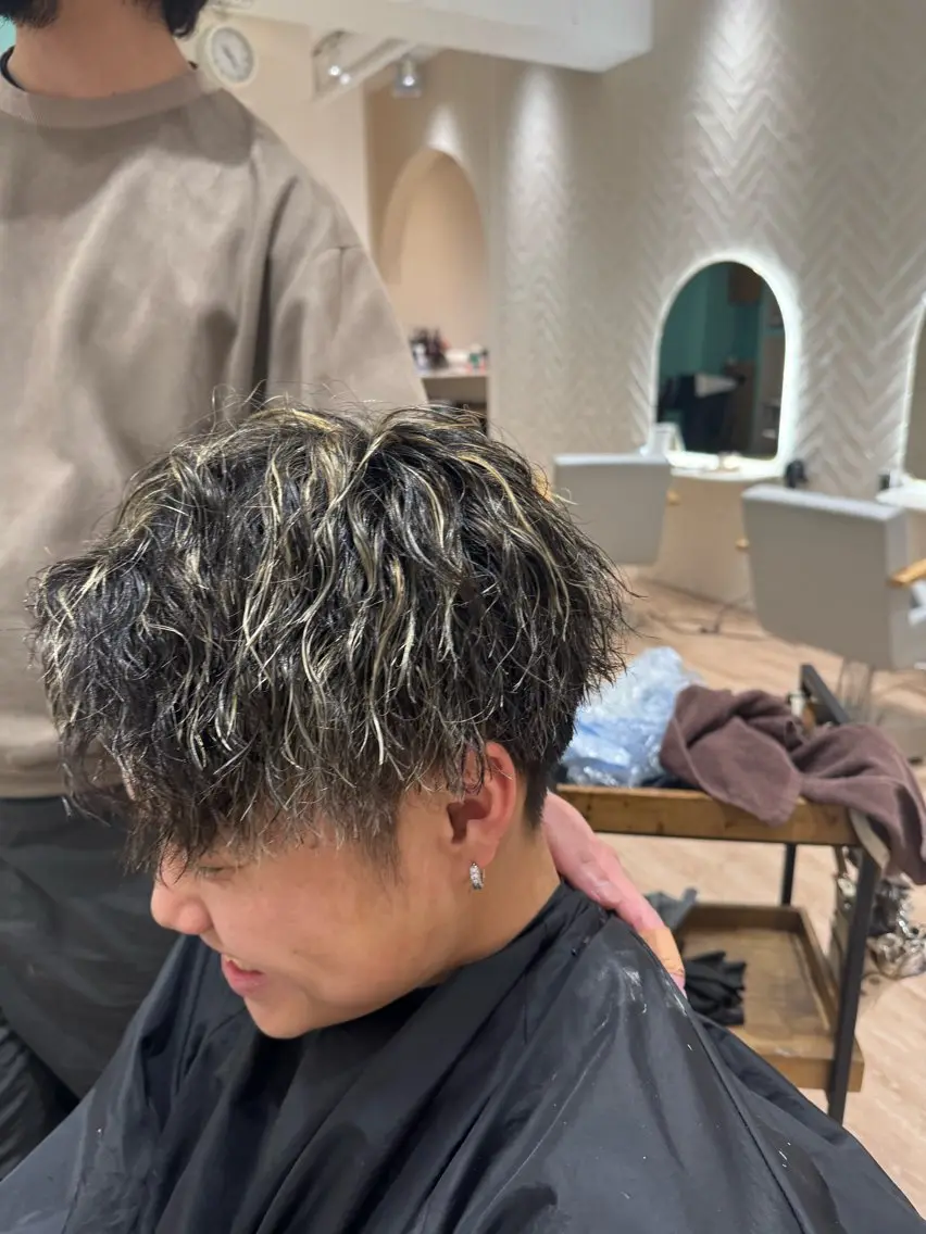 カラー パーマ メンズ メンズメッシュ メンズパーマ ツイストスパイラルパーマ メッシュ スパイラルパーマ カット ヘアカラー 河添 麗菜のヘアスタイル