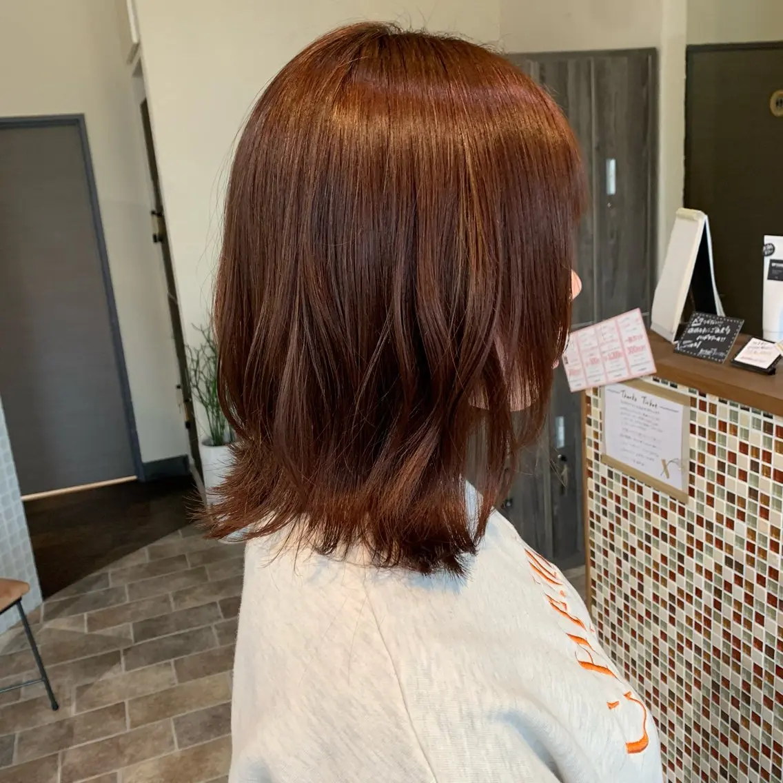 ミディアム カラー ブラウンカラー くびれヘア 礒谷 夏帆のヘアスタイル