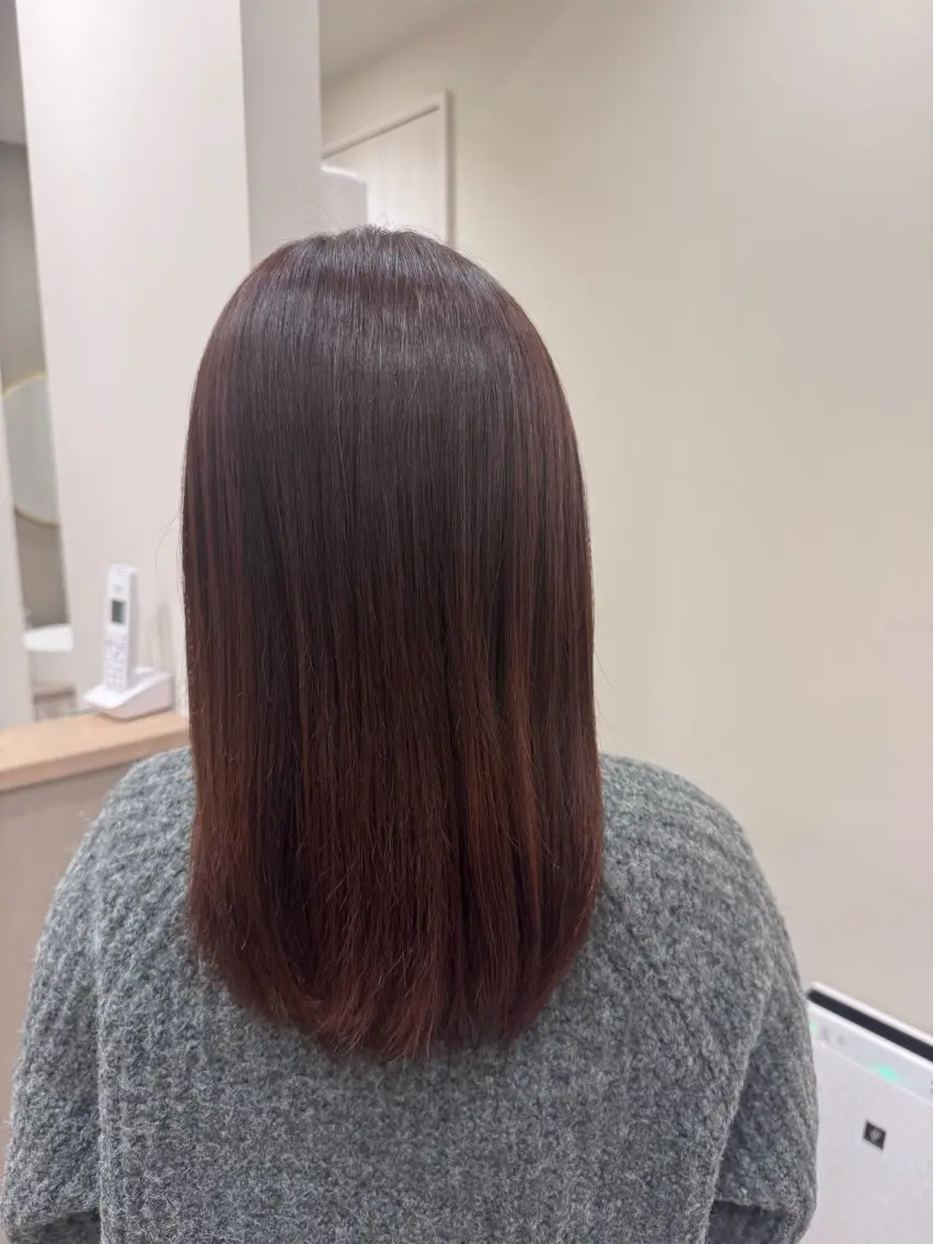 セミロング カラー ブリーチ レッドカラー カット トリートメント guest 松島のヘアスタイル
