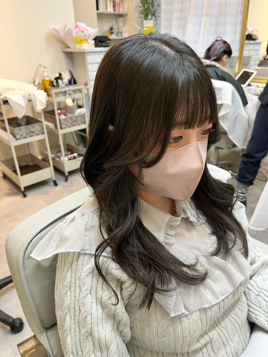 セミロング カラー ブリーチ グレージュ オリーブグレージュ オリーブグレー カット ヘアカラー トリートメント 佐藤 瑚碧のヘアスタイル
