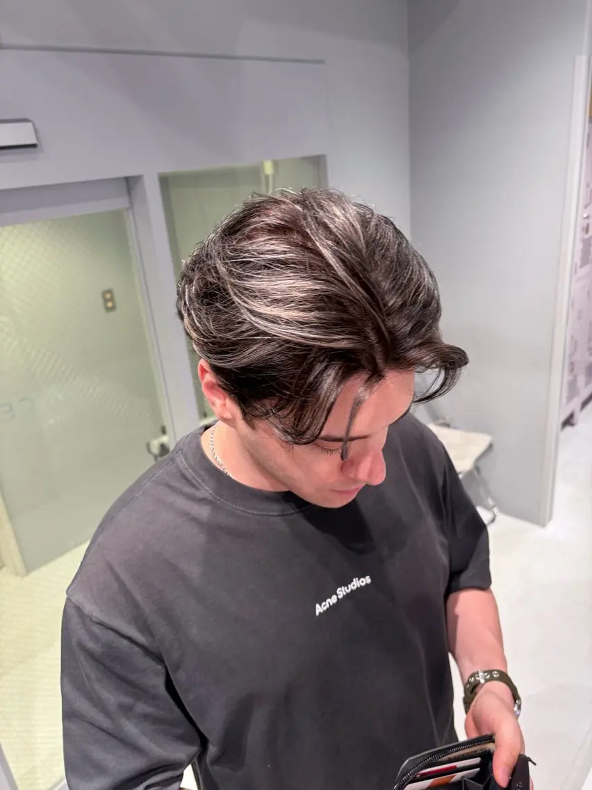 ショート カラー メンズ メンズブリーチ フェードカット メンズハイライト スキンフェード ブリーチ カット ヘアカラー トリートメント 菜々🦖新宿 men's特化のヘアスタイル