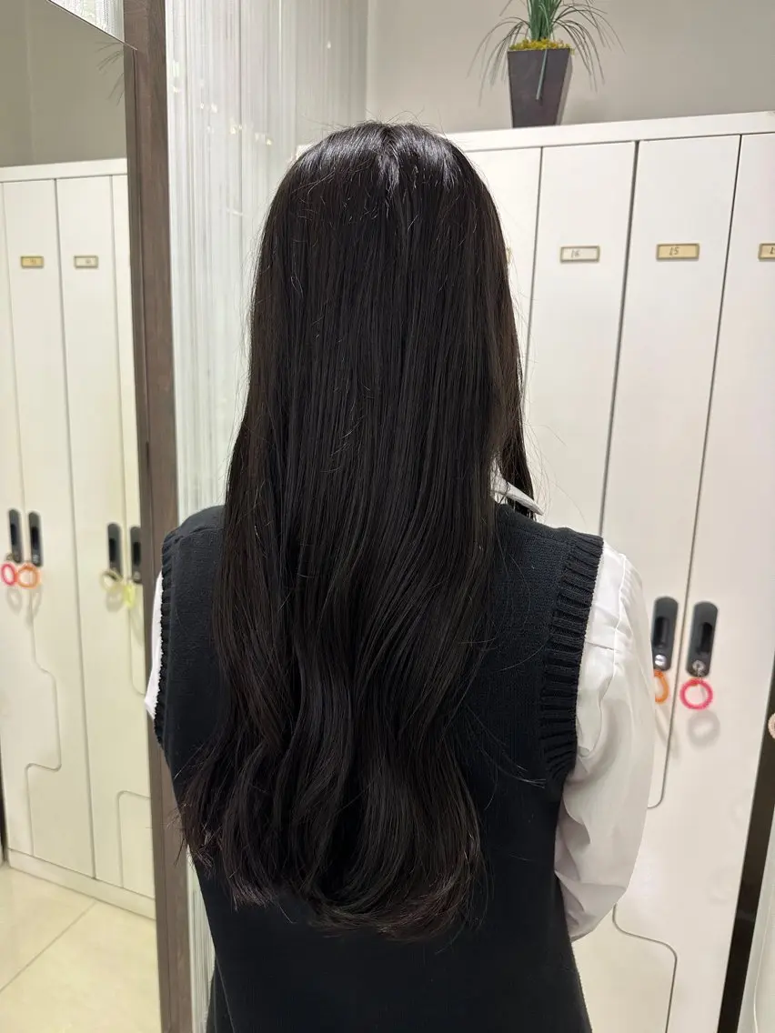 ロング 木曜日空きあり‼️ 艶々カラー🩷のヘアスタイル