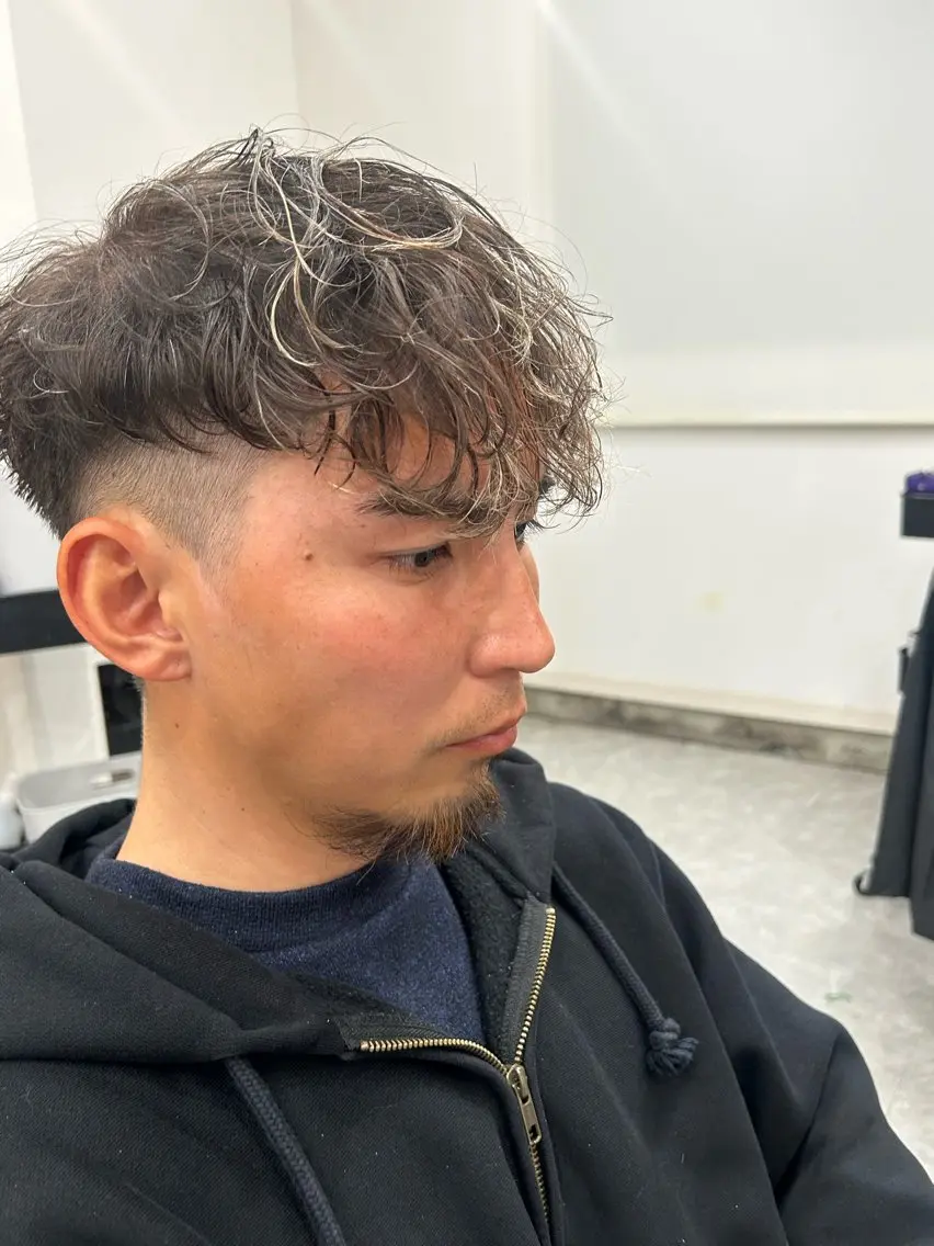 ショート パーマ メンズ センターパート フェードカット マッシュ メンズパーマ スペインカール パーマ 宮下 遼太のヘアスタイル