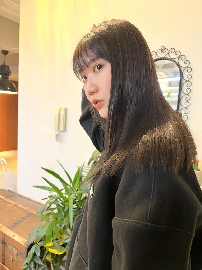 ロング カット ヘアカラー ミルクティーベージュ outaのヘアスタイル