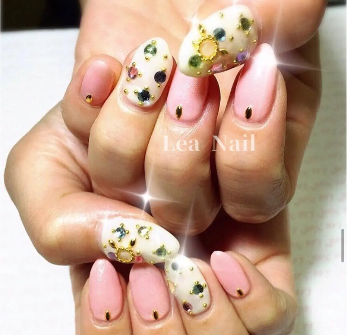 ネイル キラキラネイル ストーンネイル Lea Nailのネイルデザイン