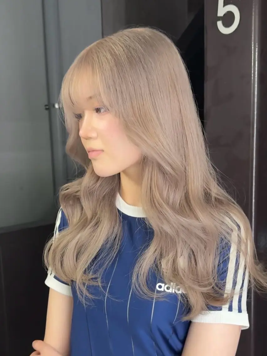ロング カラー ベージュカラー ブリーチ ケアブリーチ 透明感カラー デザインカラー カット ヘアカラー トリートメント 似合わせカット/ ハイトーン/aoiのヘアスタイル