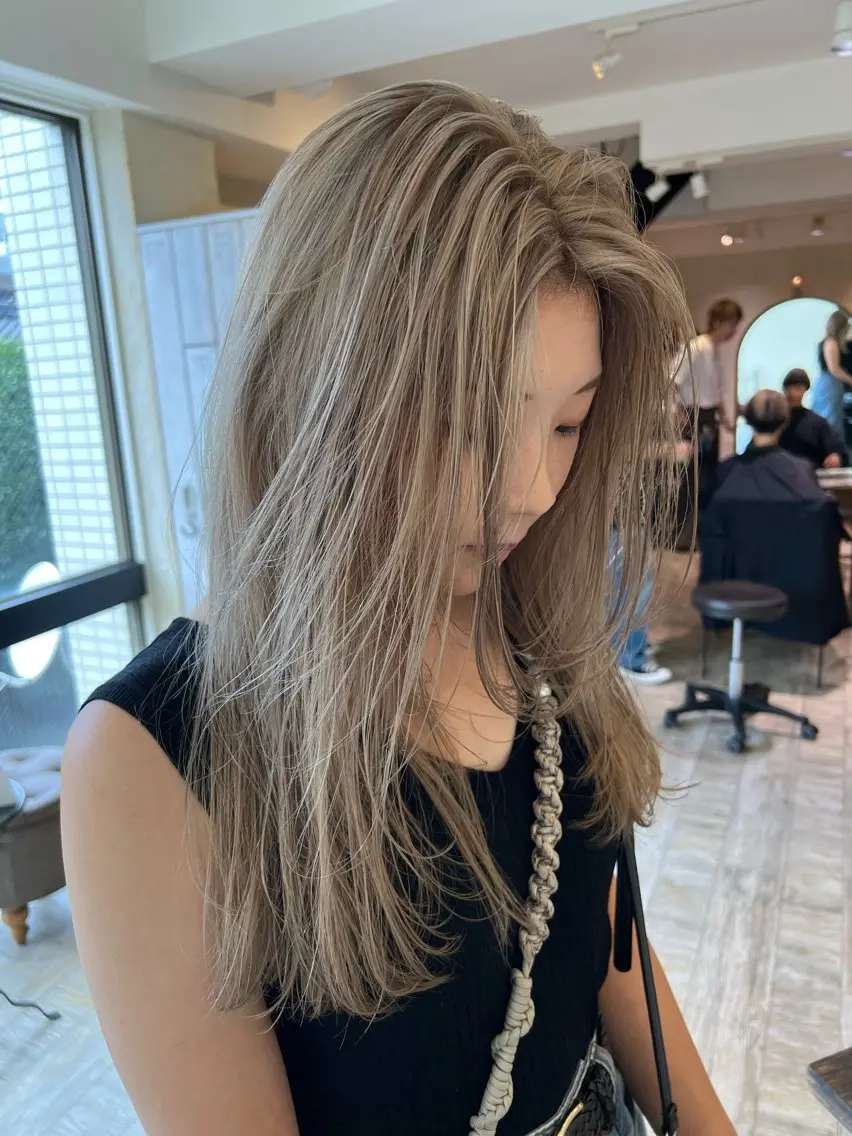 ロング カラー ベージュカラー ブリーチ ミルクティーベージュ ヘアカラー 似合わせ/ カラー.岡田友仁のヘアスタイル