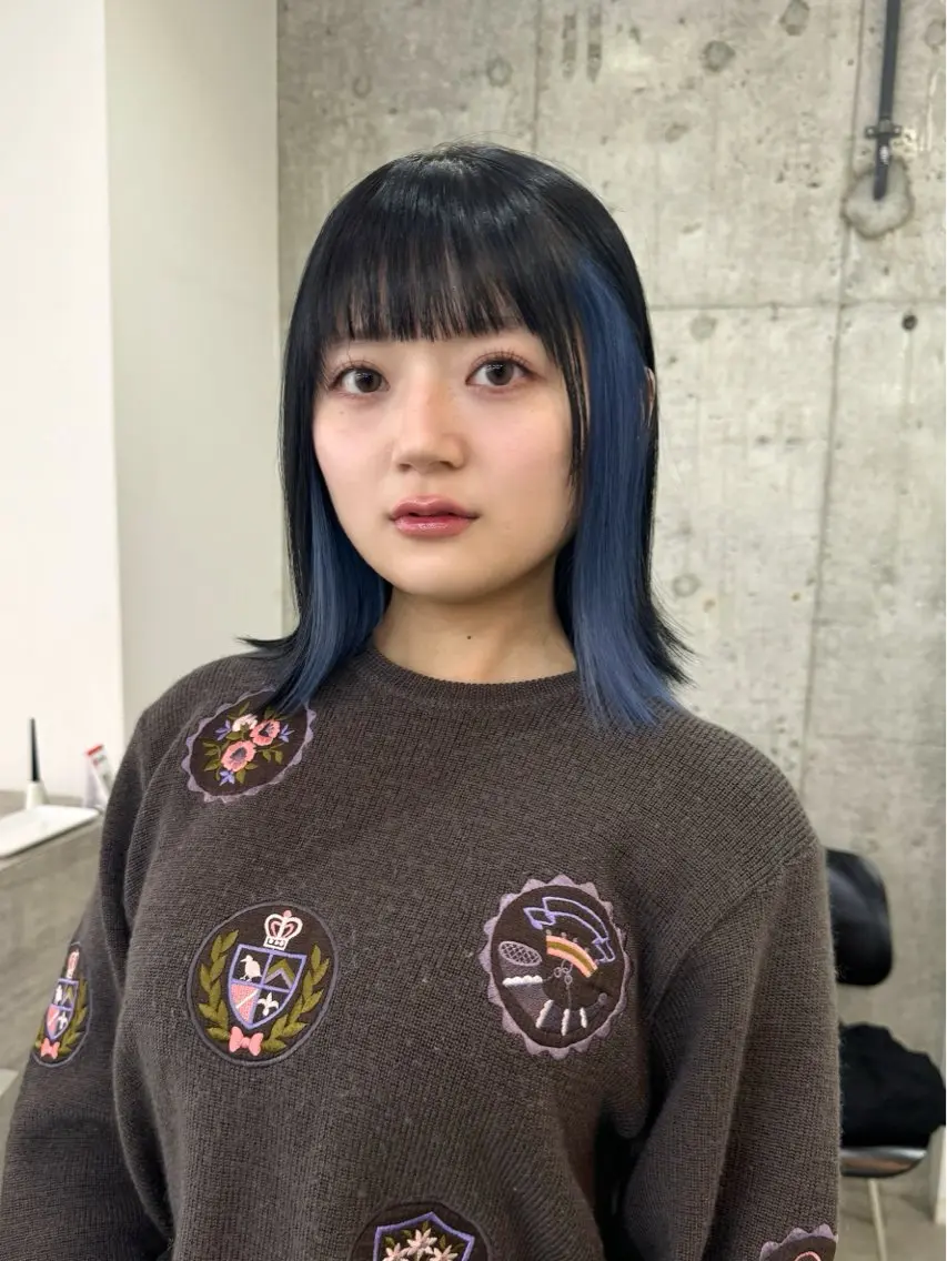 ミディアム カラー 黒髪 ブルーカラー ブルーブラック シルバー ヘアカラー 切りっぱなしボブ/ ブリーチカラー/大塚のヘアスタイル
