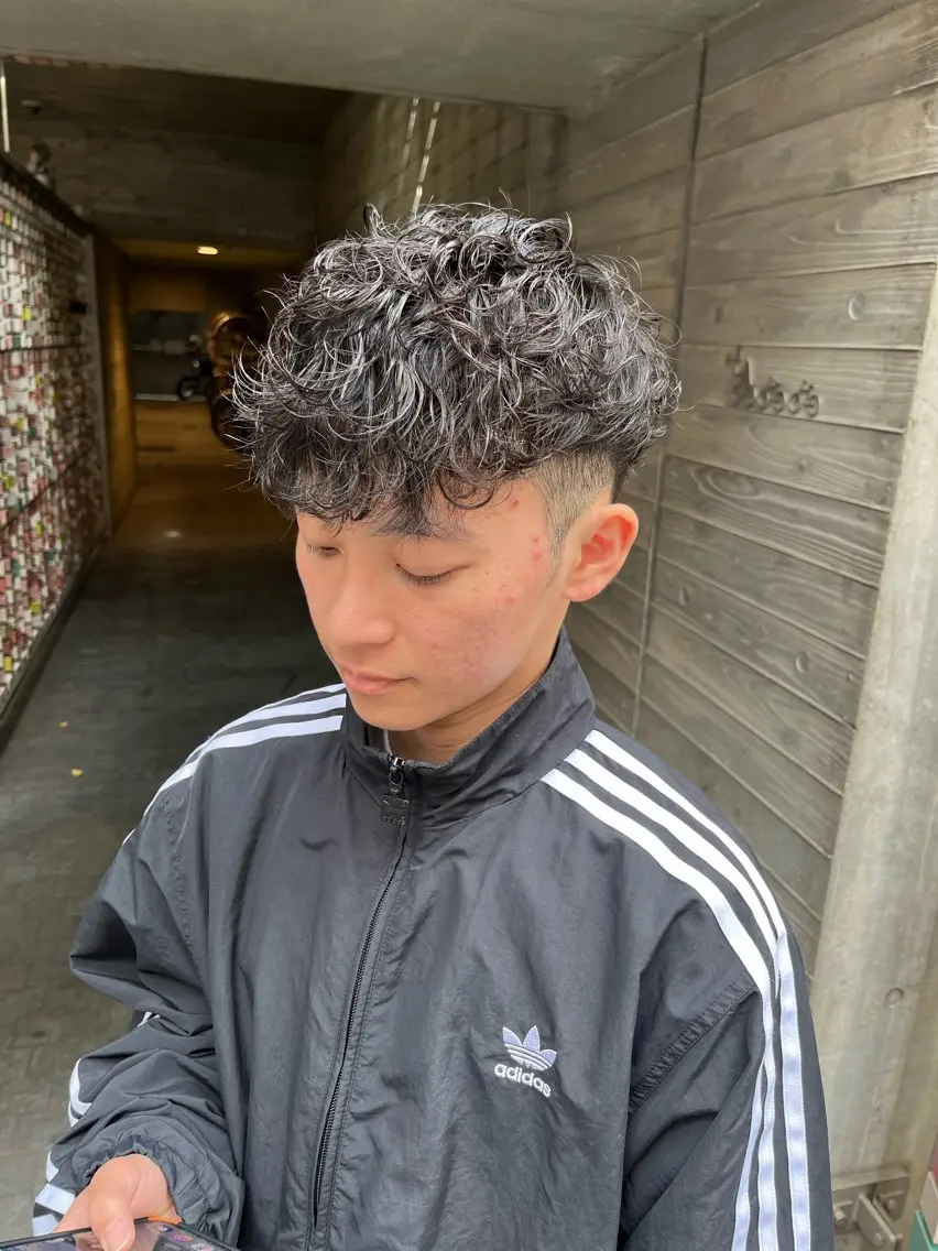 ショート パーマ メンズ スペインカール カット パーマ SCENEbyRAD helmのヘアスタイル
