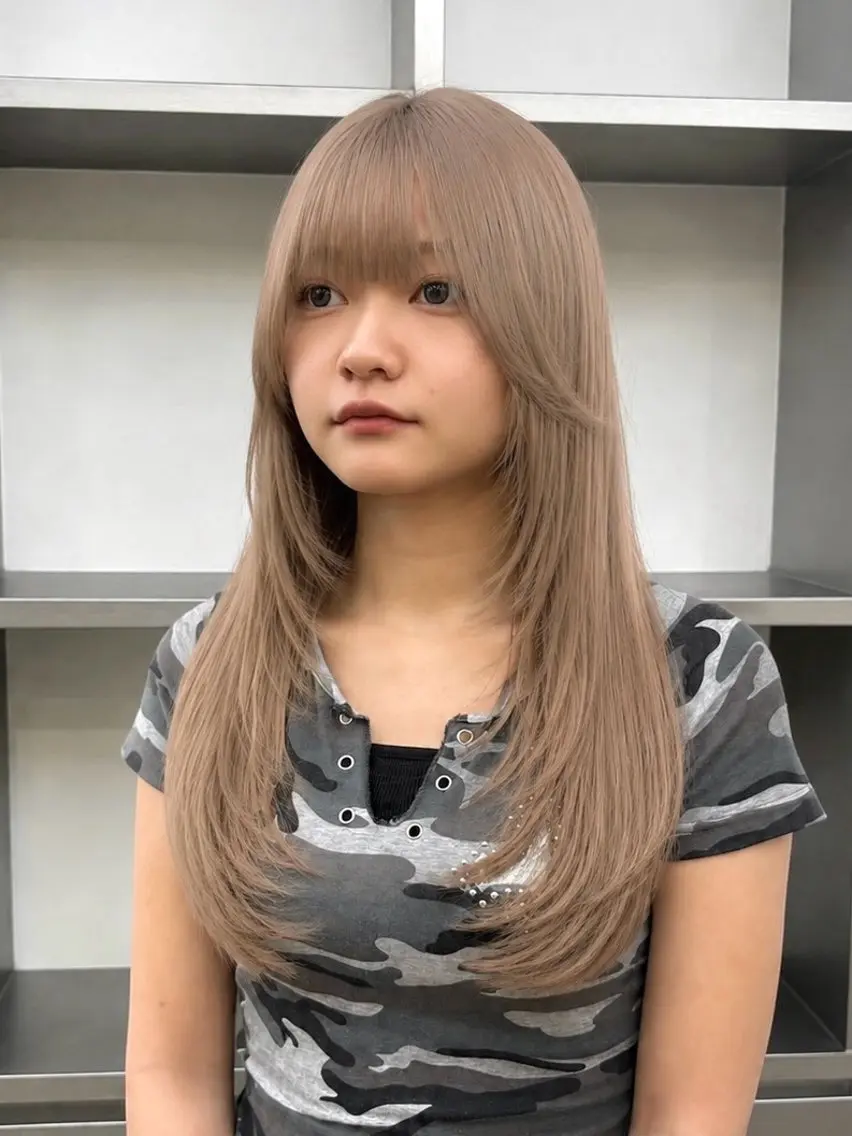 セミロング カラー ヘアアレンジ ブリーチ 透明感カラー ダブルカラー ブリーチなしカラー 韓国風ヘア カット トリートメント ヘッドスパ ヘアセット レイヤー×ベージュ ×暖色🩷AINAのヘアスタイル
