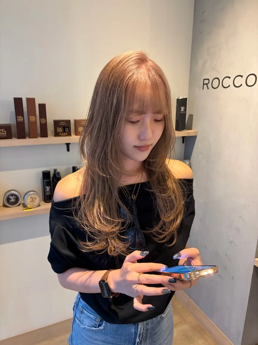 ロング ヘアカラー ROCCO アイナ/ レイヤー透明感カラーのヘアスタイル