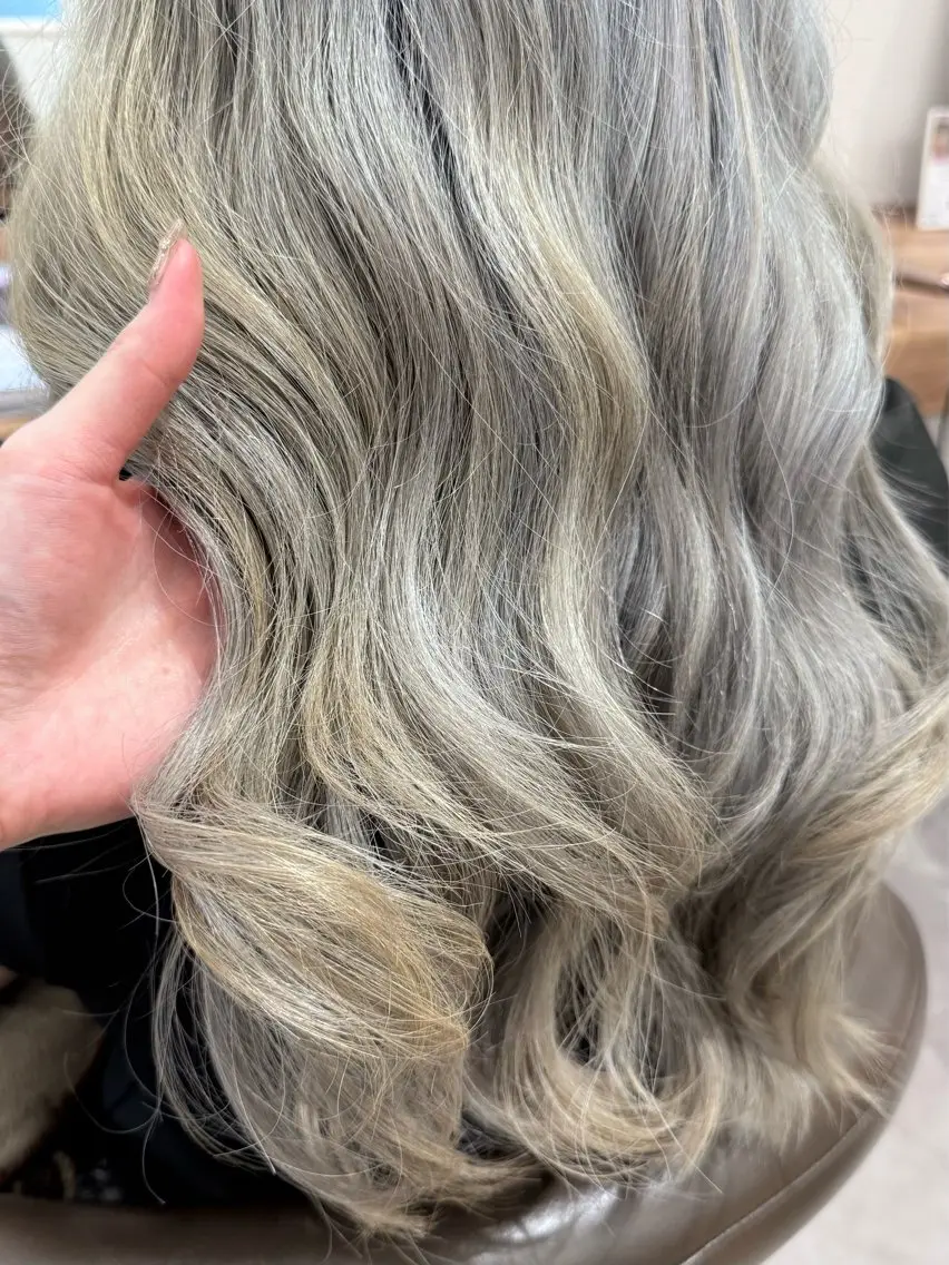 ロング カラー 鈴木 陽菜のヘアスタイル
