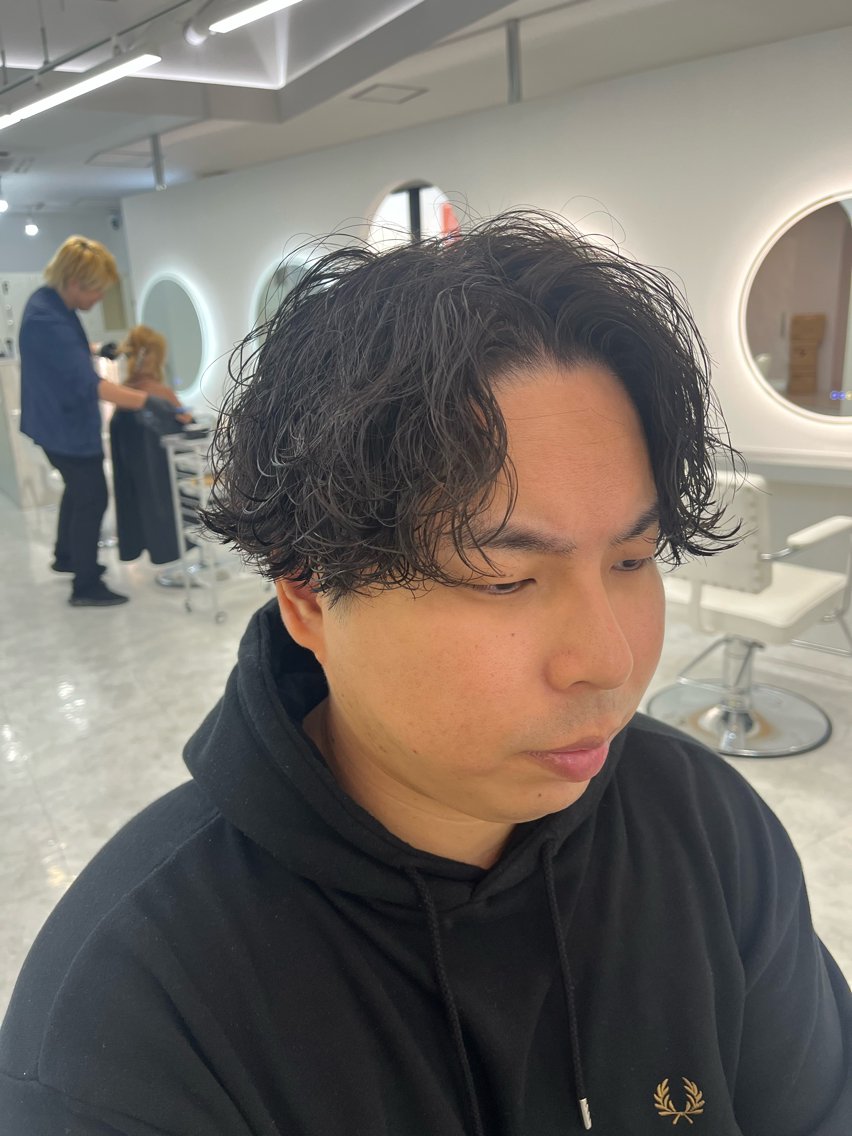 ショート パーマ メンズ センターパート 波巻きパーマ 網谷 萌夏のヘアスタイル