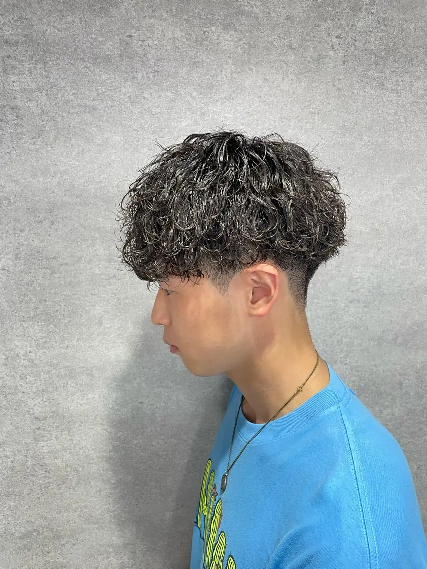 ショート カラー パーマ ヘアアレンジ メンズ メンズブリーチ センターパート メンズハイライト メンズハイトーン マッシュウルフ スパイキー/フェザー /波巻き/かいとのヘアスタイル