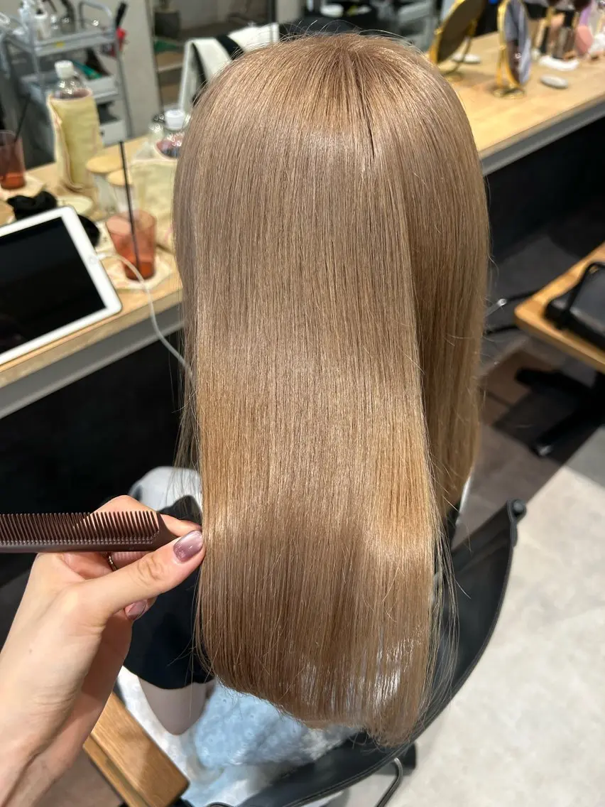 セミロング カラー ベージュカラー ブリーチ ブロンド ブロンドベージュ カット ヘアカラー トリートメント hubhair レイヤー/透明感のヘアスタイル