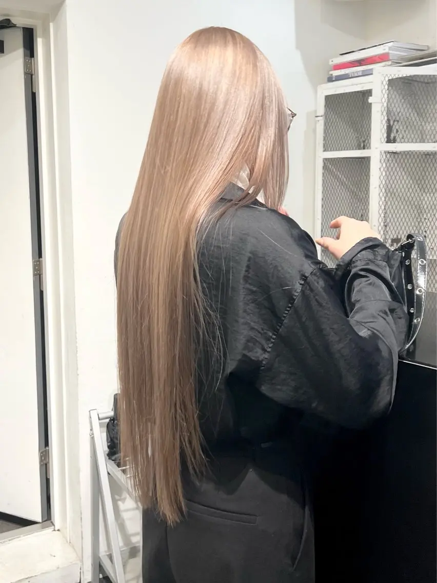 セミロング カラー アッシュ ベージュカラー ブリーチ ブロンド ケアブリーチ ヘアカラー トリートメント HARU//原宿🤍 リピート率NO.1のヘアスタイル