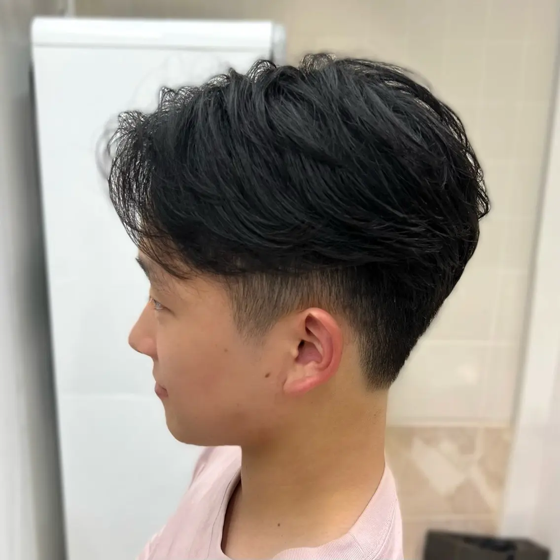 ショート メンズ センターパート 刈り上げ カット メンズパーマモデル セイノチヒロのヘアスタイル