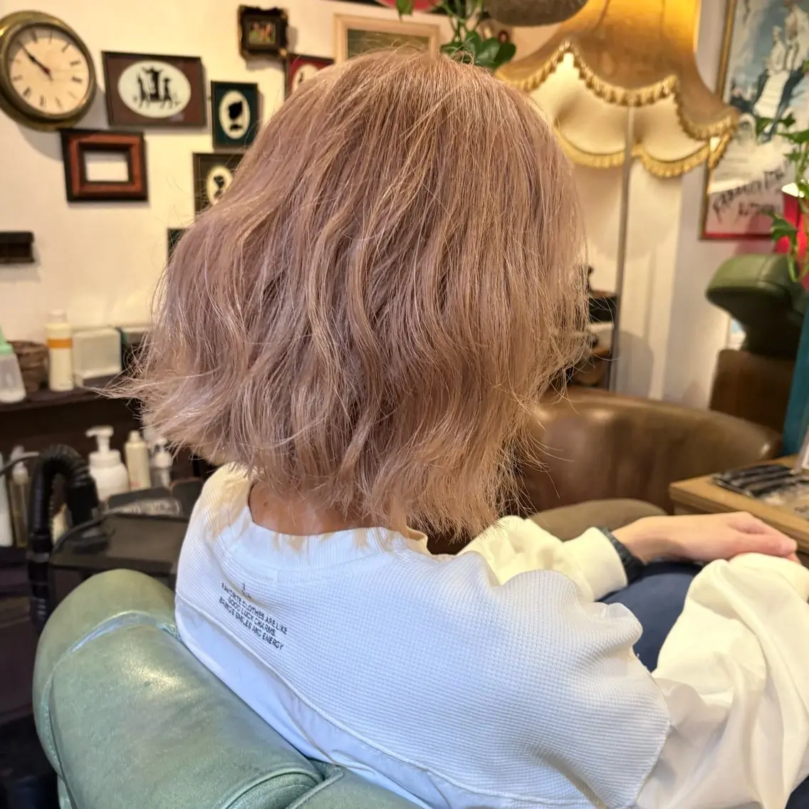 ショート カラー ベージュカラー ブリーチ 透明感カラー ミルクティーベージュ ボブ カット ヘアカラー トリートメント 飯田 実歩(じっぽ)のヘアスタイル