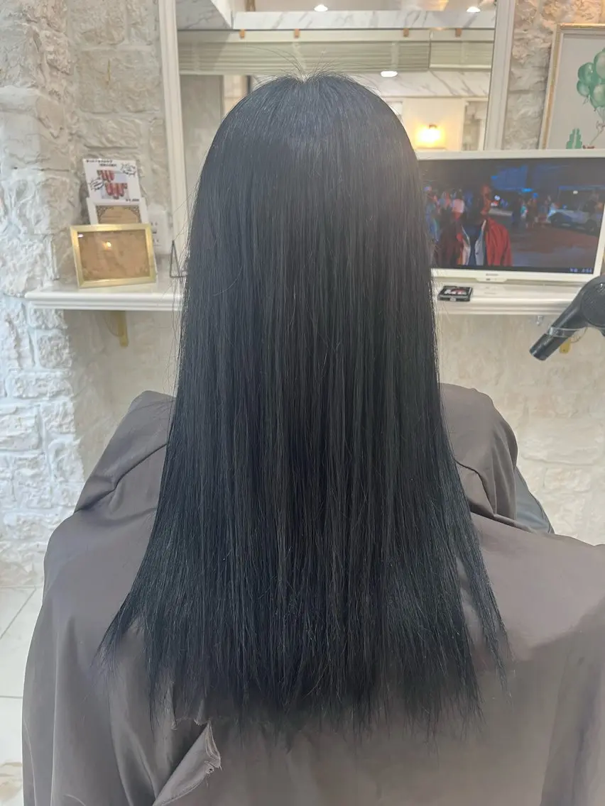ロング カラー 黒髪 ブリーチ ブルーカラー ブルーブラック 透明感カラー 小本 翔太のヘアスタイル