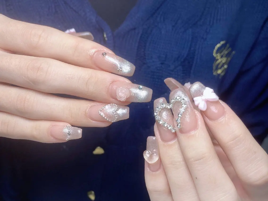 ネイル チークネイル フレンチネイル ジェルネイル ガラスフレンチ キラキラネイル ハンドネイル UM Nail Salonのネイルデザイン