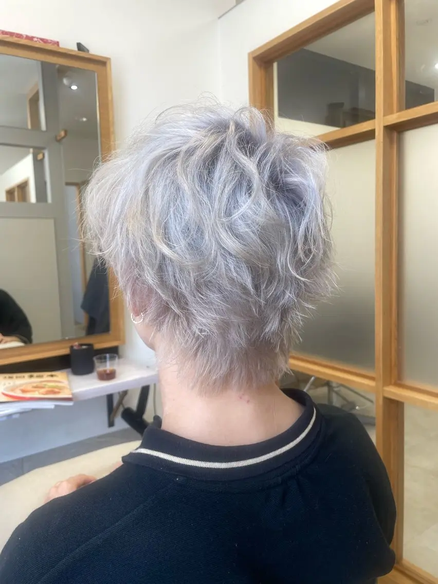 ミディアム カット ヘアカラー BLEACH 🟥 PERM 天神🏆のヘアスタイル