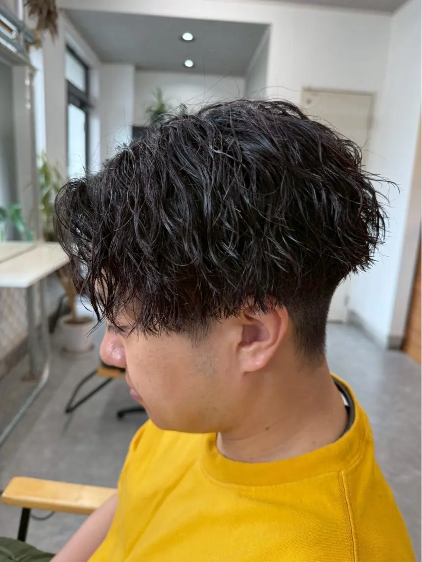 ショート パーマ メンズ センターパート フェードカット マッシュ メンズパーマ スペインカール 宮下 遼太のヘアスタイル