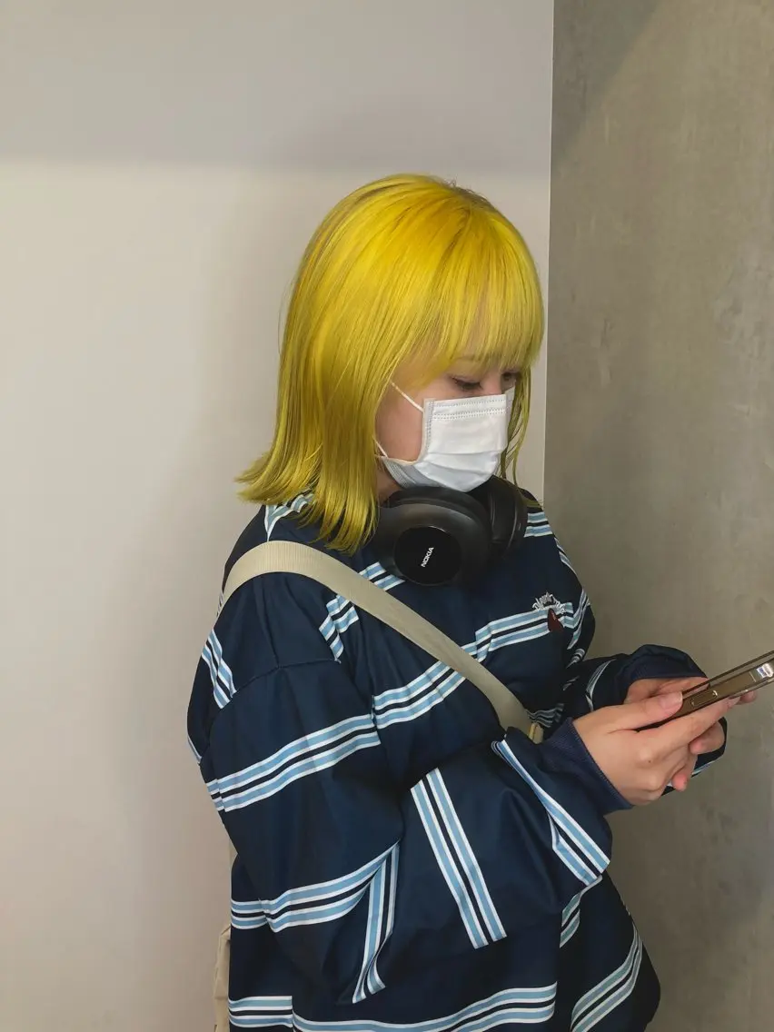 セミロング カラー ブリーチ ハイトーンカラー ヘアカラー 透明感カラー レイヤー亀井唯登のヘアスタイル