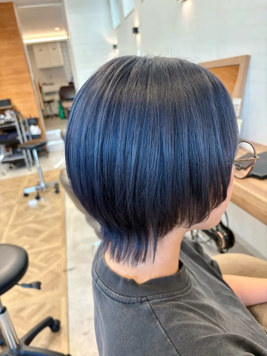 ショート カラー ブリーチ ブルーカラー シルバー ウルフカット カット ヘアカラー トリートメント 渡邊 玲来のヘアスタイル