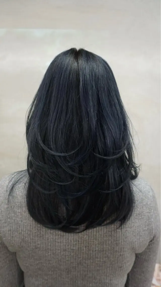 セミロング カラー ブルーカラー ネイビーカラー レイヤーカット カット ヘアカラー ｻｶﾓﾄ ﾅｵﾐのヘアスタイル