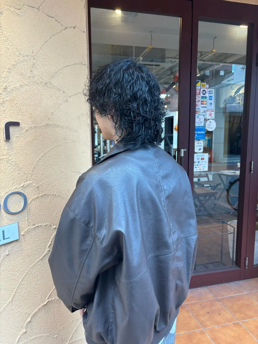 ミディアム パーマ メンズ ミディアムパーマ メンズパーマ 波巻きパーマ 天川 満博のヘアスタイル